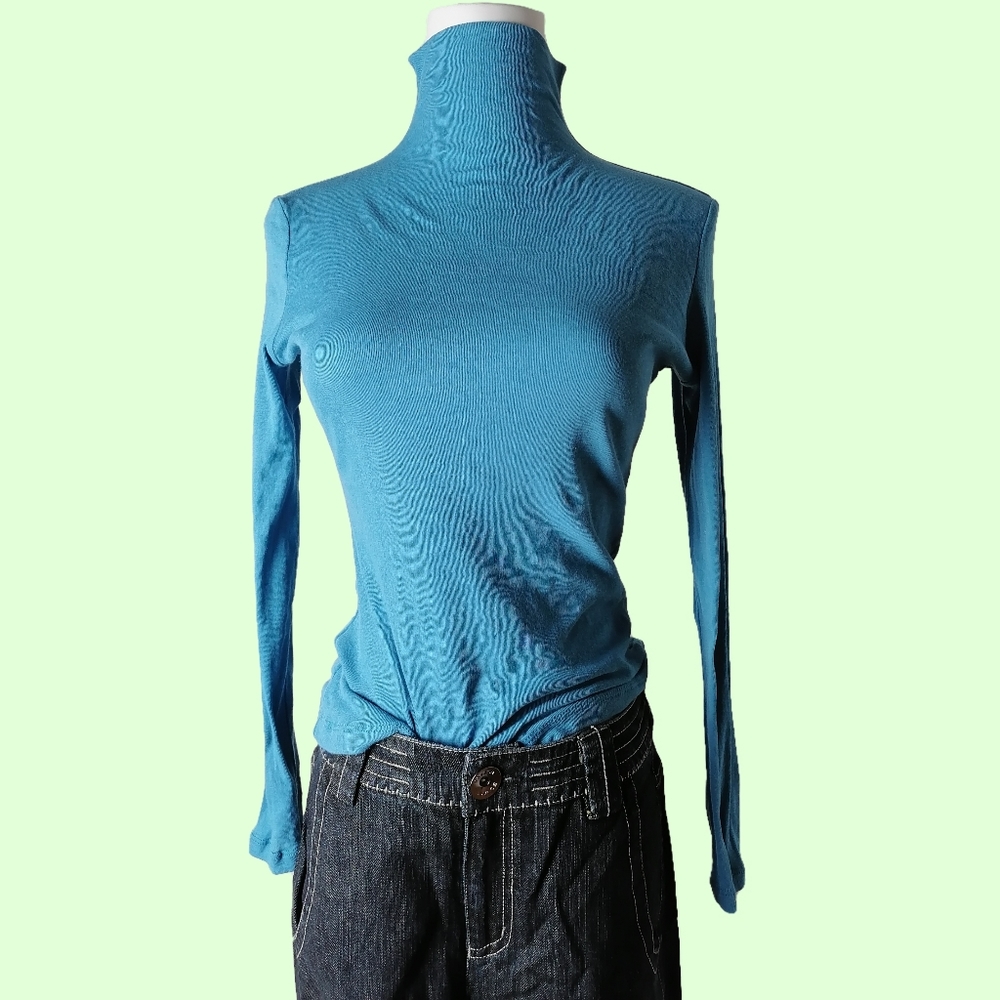 fits sz: M, blue turtleneck long sleeve top by JUDY
